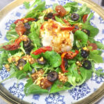 Ensalada de Canónigos, burrata Fresca, Carne de Pera y Membrillo y Vinagreta de Avellanas con Tomates secos